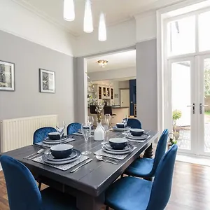  Holiday home Stylish Lytham 5 Bedroom 3 Bathroom House With Hot Tub United Kingdom